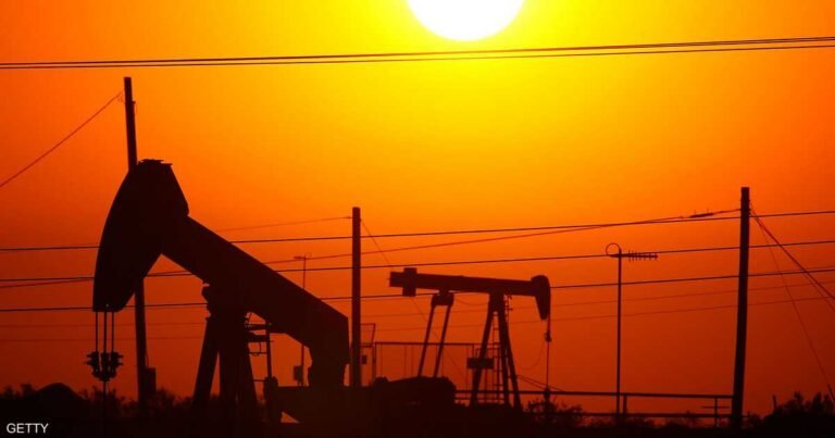 النفط-يواصل-التراجع-لكنه-يتجه-لتسجيل-مكاسب-أسبوعية.jpg