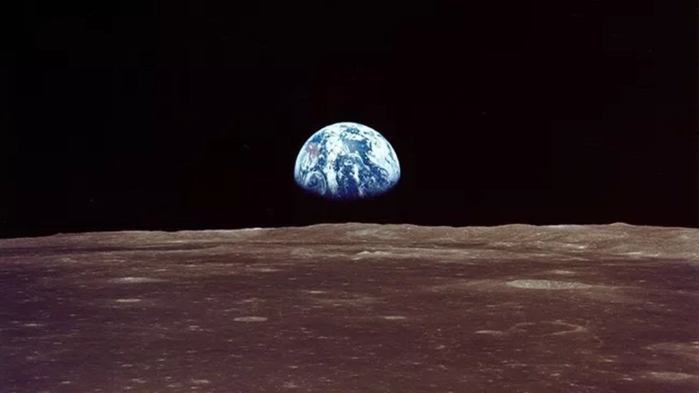 تربة-القمر-بين-موسكو-وواشنطن.jpg