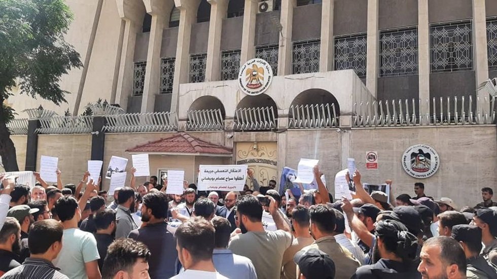 سوريا-وقفة-أمام-السفارة-الإماراتية-تطالب-بالإفراج-عن-القائد-العام.jpg