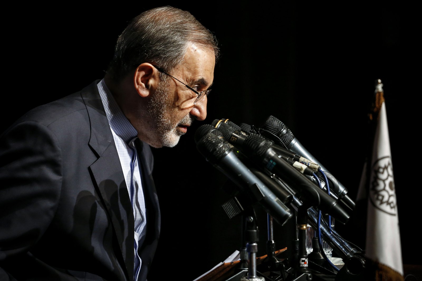 1760039348_مستخدما-وسم-3-دول-عربية-مستشار-خامنئي-بدء-وقف-النار.jpg