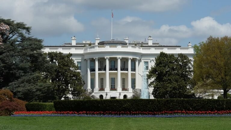 البيت-الأبيض-يستغل-الإغلاق-الحكومي-لتقليص-حجم-الجهاز-الفيدرالي-وتسريح.jpg