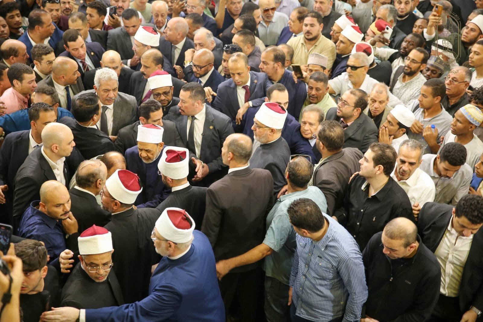 زحام-مهيب-حول-شيخ-الأزهر-في-مشهد-وداع-مؤثر-فيديو.jpg