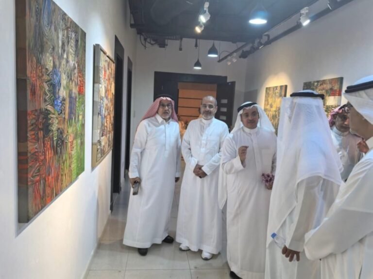 فهد-خليف-يقرأ-الجمال-بعين-المعلم-ويرسمه-بوعي-الفيلسوف.jpg