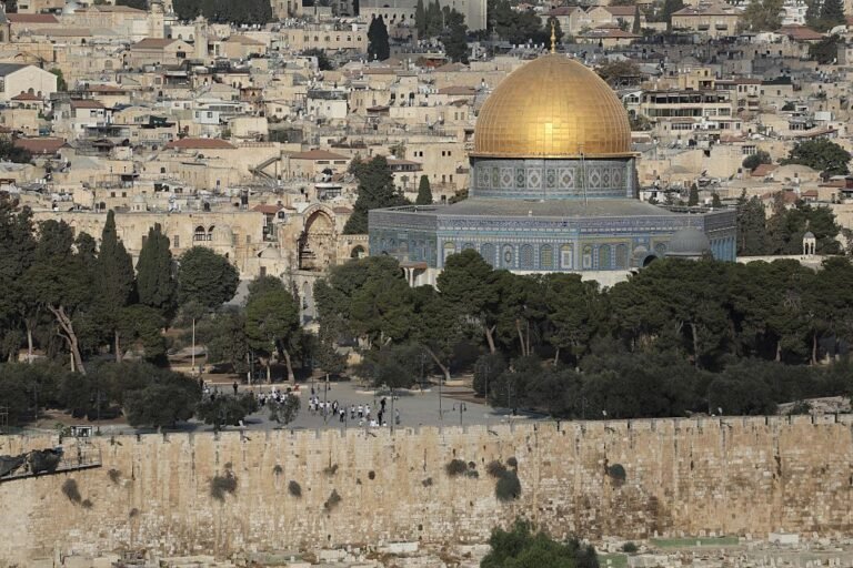 محافظة-القدس-تحذر-من-انهيار-أجزاء-من-المسجد-الأقصى-جراء.jpg