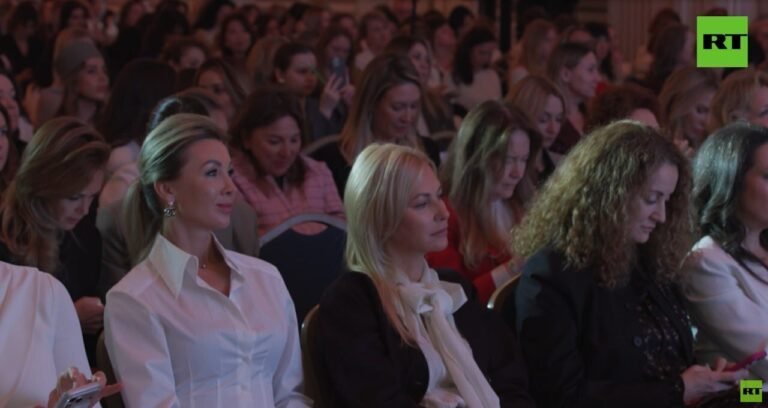 أكثر-من-1000-سيدة-في-منتدى-أجنحة-المرأة-بموسكو-مساحة.jpg