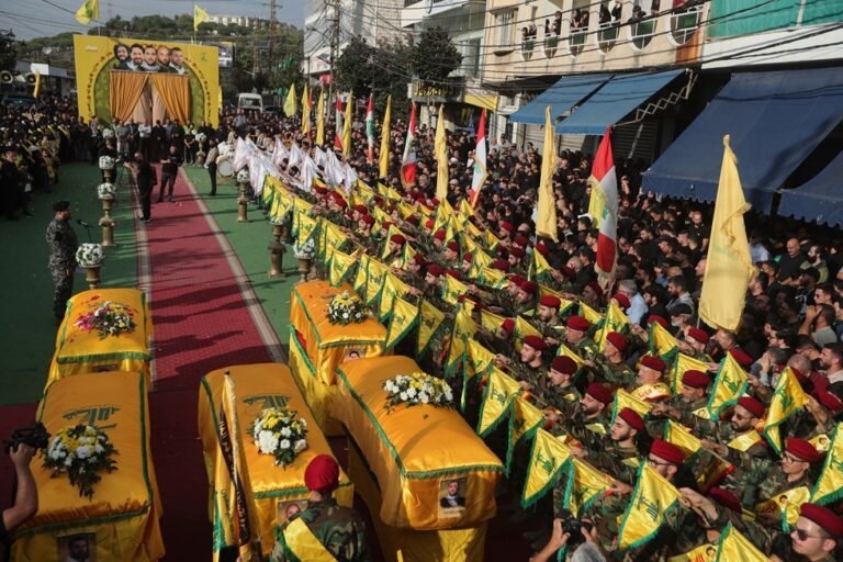 لبنان-تشييع-حاشد-لعناصر-من-حزب-الله-قضوا-بغارات-إسرائيلية.jpg