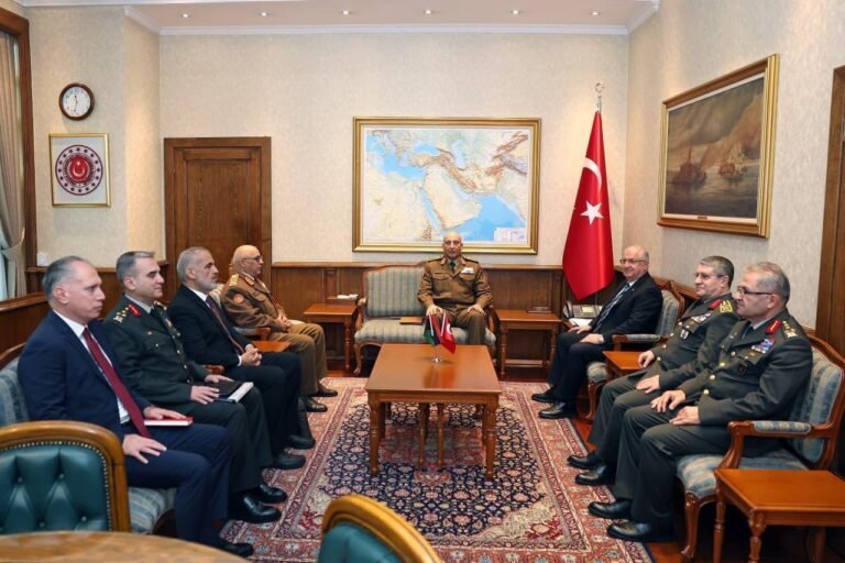 استقبال-رئيس-الأركان-الليبي-بمراسم-مهيبة-بأنقرة-قبل-سقوط-طائرته-في.jpg