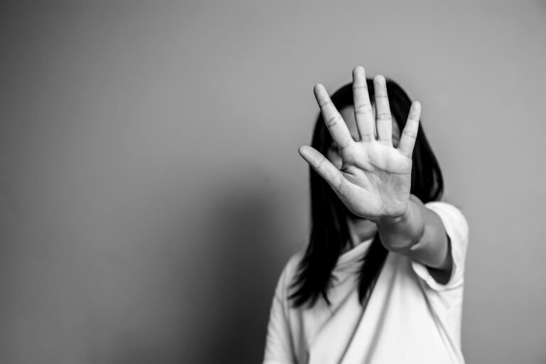 العنف-ضد-النساء-والأطفال-وباء-خفي-يفتك-بالصحة-العالمية.jpg