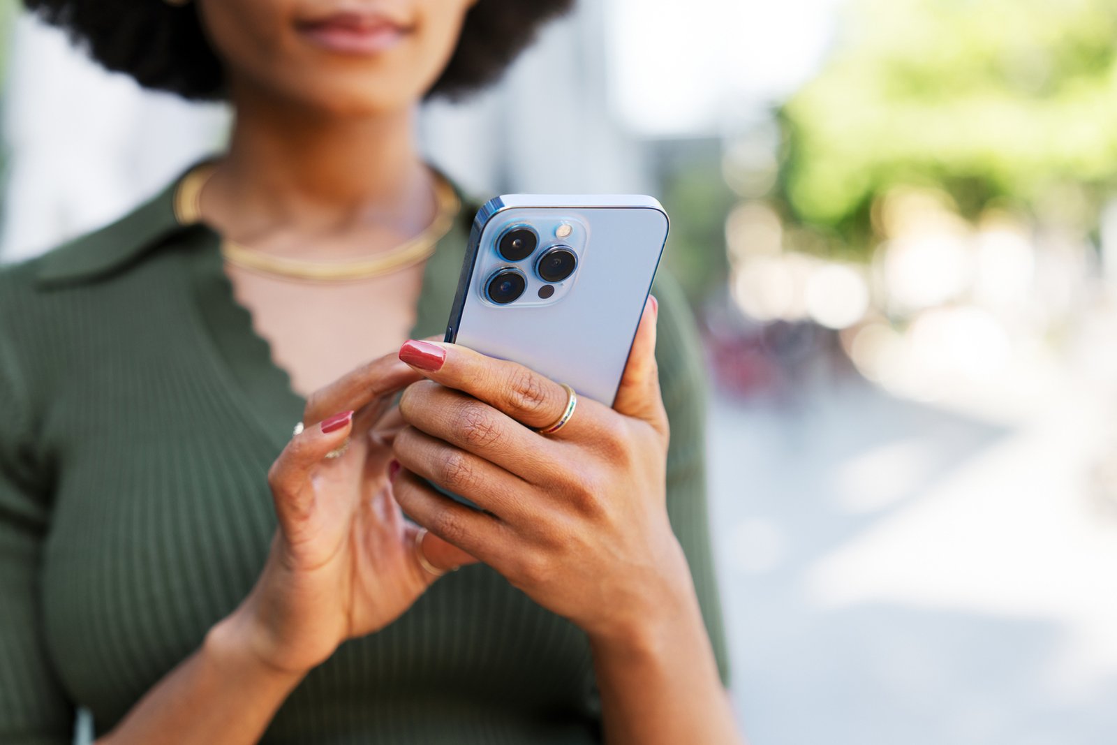 ثغرات-خطيرة-في-نظام-iOS-آبل-تطالب-بالتحديث-الفوري-لحماية.jpg