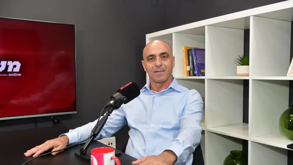 ضابط-سابق-في-جيش-لحد-يكشف-أسرار-صفقات-سرية-بين.png
