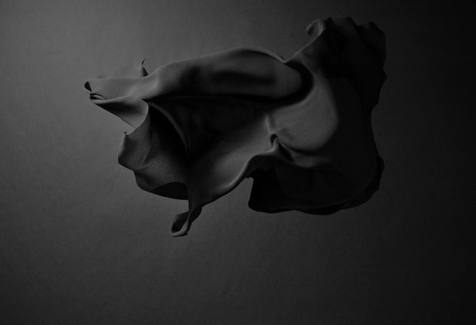 فستان-الثقب-الأسود-قماش-فائق-السواد-يمتص-9987-من-الضوء.PNG