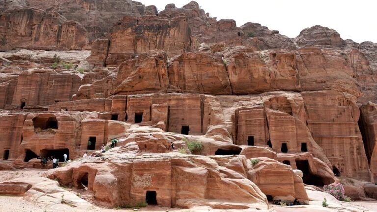 قصة-حب-في-غار-بالبتراء.jpg