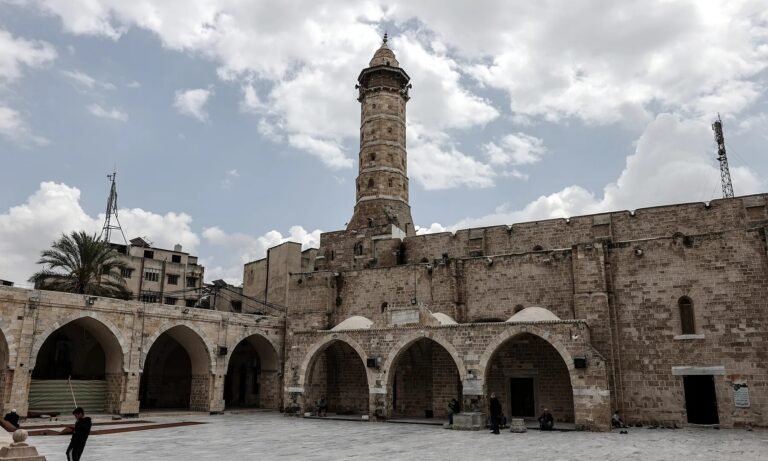قصفته-إسرائيل-سابقا-انهيار-أحد-أبواب-المسجد-العمري-الكبير-في.jpg