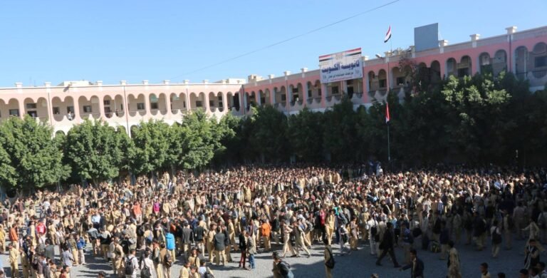 يمنيون-يعثرون-على-مدرسهم-المصري-بعد-40-عاما-صور.jpg