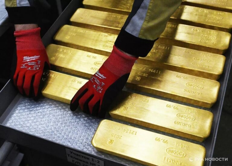 الذهب-يهوي-من-قمته-التاريخية.jpg