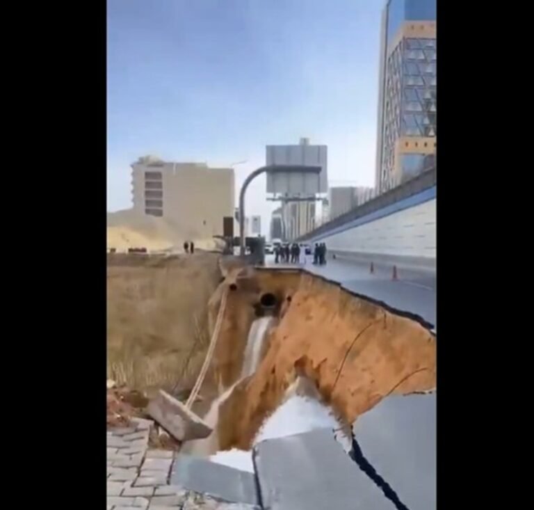 السعودية-انهيار-طريق-في-الرياض-فيديو.jpg