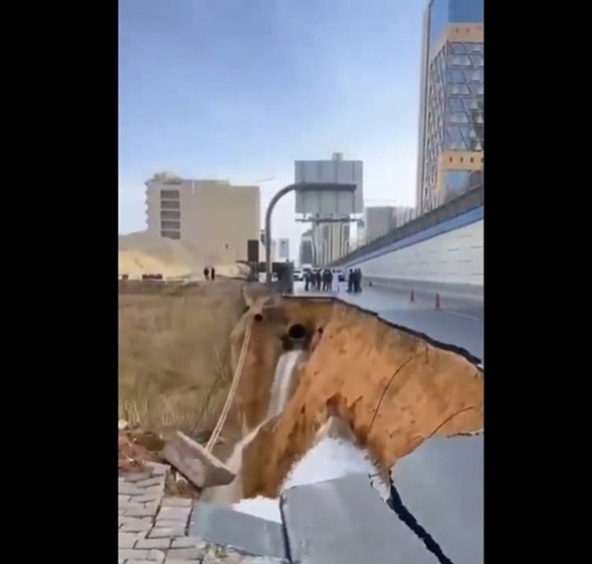 السعودية-انهيار-طريق-في-الرياض-فيديو.jpg