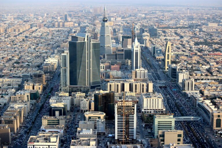 السعودية-رفع-نسب-التوطين-والحد-الأدنى-للأجور-في-هذه-المهن.jpg