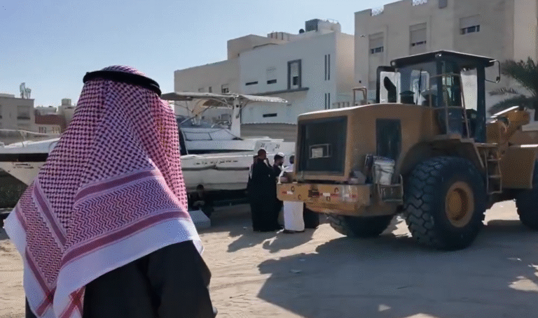 الكويت-وزير-الداخلية-يشرف-على-ضبط-حسينية-غير-مرخصة-داخل.png