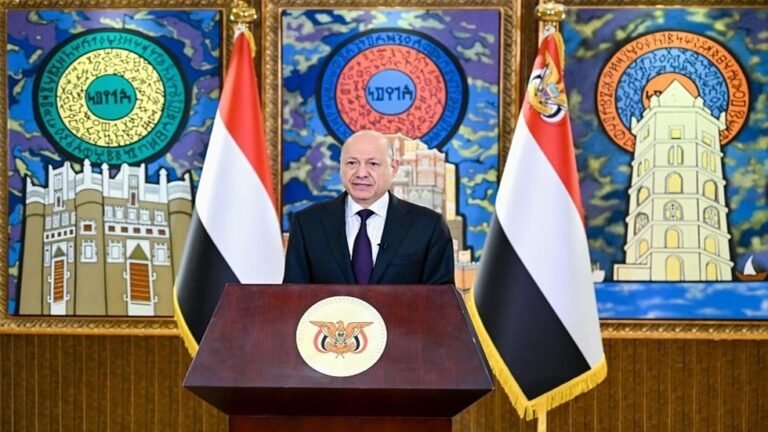 اليمن-العليمي-يعلن-نجاح-استلام-المعسكرات-ويوجه-بإجراءات-عاجلة-لتعزيز.jpg