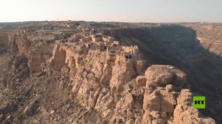 جادو-الليبية-رقرق…-حين-اختارت-القرية-الجبل-لتبقى.png