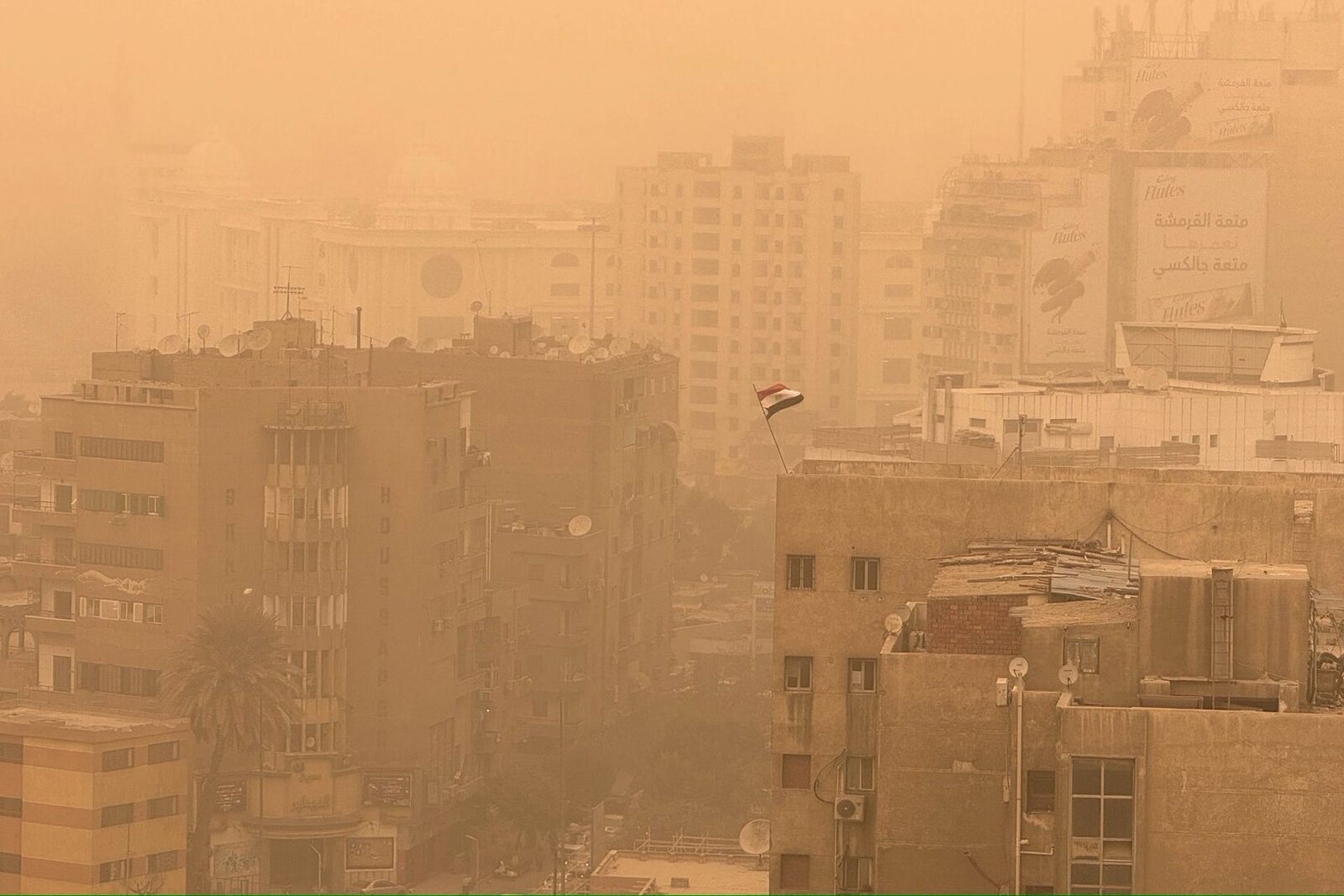 عاصفة-ترابية-عنيفة-تضرب-مصر-وتحول-القاهرة-إلى-عاصمة-برتقالية.jpg