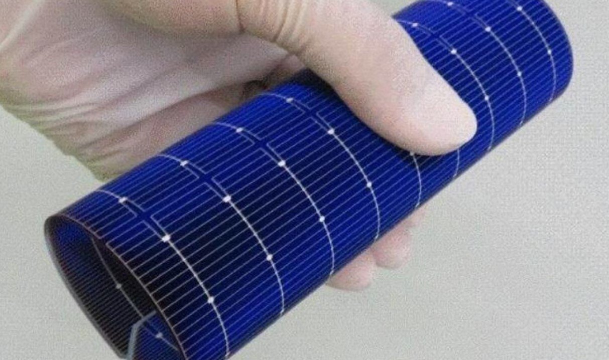 لوحة-شمسية-بسماكة-ورقة-ابتكار-صيني-جديد.jpg