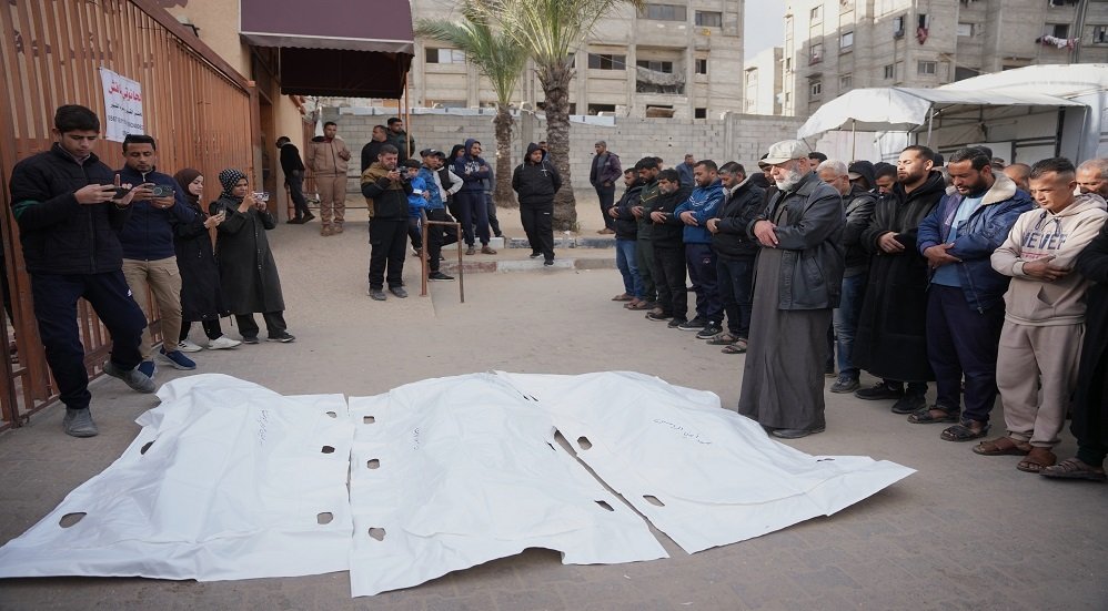 24-قتيلا-في-يوم-دام-وأشلاء-وأطفال-ووداعات-غزة-تبكي.jpg