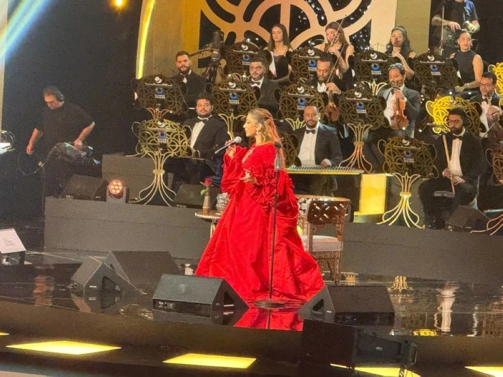 أصالة-تحتفي-بشام-على-المسرح-وتُغنّي-لخالها-الحاضر-بين-الجمهور.webp.webp