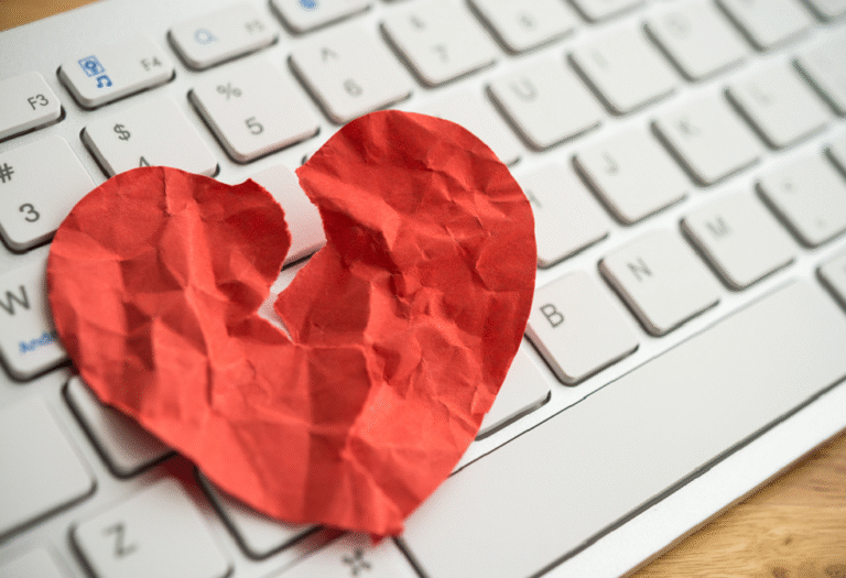 احم-قلبك-ومالك-قبل-عيد-الحب-نصائح-لتجنب-الوقوع-في.PNG
