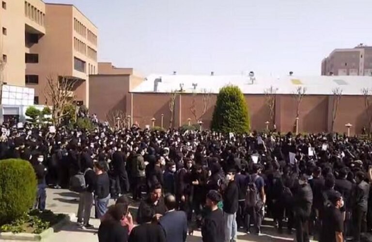 استمرار-الاحتجاجات-في-الجامعات-الإيرانية-لليوم-الثالث-فيديو.jpg