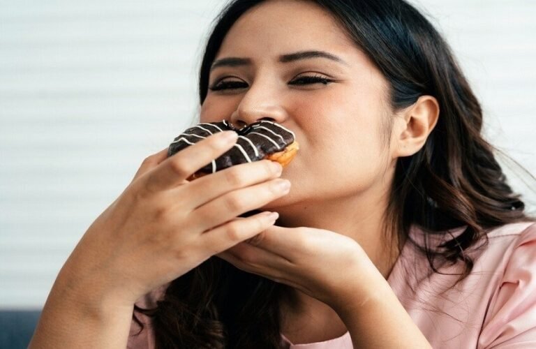 الأسباب-الحقيقية-وراء-الرغبة-بتناول-الحلويات.jpg