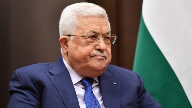 الرئيس-الفلسطيني-محمود-عباس-يصدر-قرارا-بنشر-المسودة-الأولى-للدستور.jpg