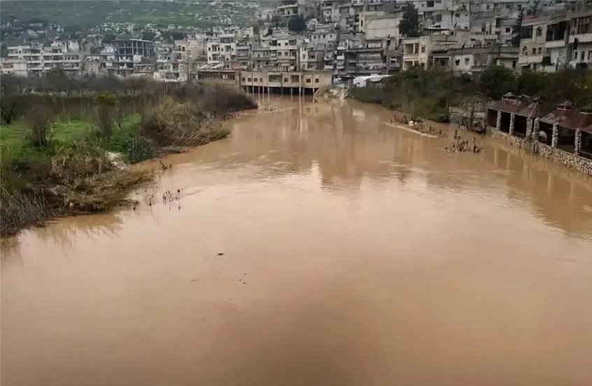 سيول-عارمة-تغمر-مخيمات-النازحين-في-إدلب-والساحل-السوري-كارثة.jpg