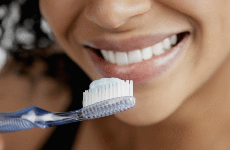 طبيبة-أسنان-توضح-كيف-يؤثر-تنظيف-اللسان-على-الجسم.png