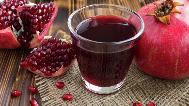 عصير-الرمان-كنز-صحي-إذا-شربته-بالطريقة-الصحيحة.jpg