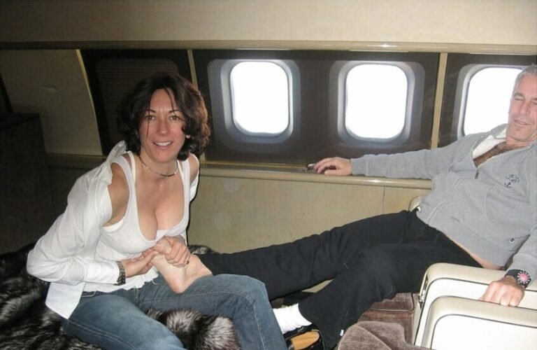 كشف-صادم-عن-رحلات-إبستين-إلى-بريطانيا-طائرة-سفر-لكن.jpg