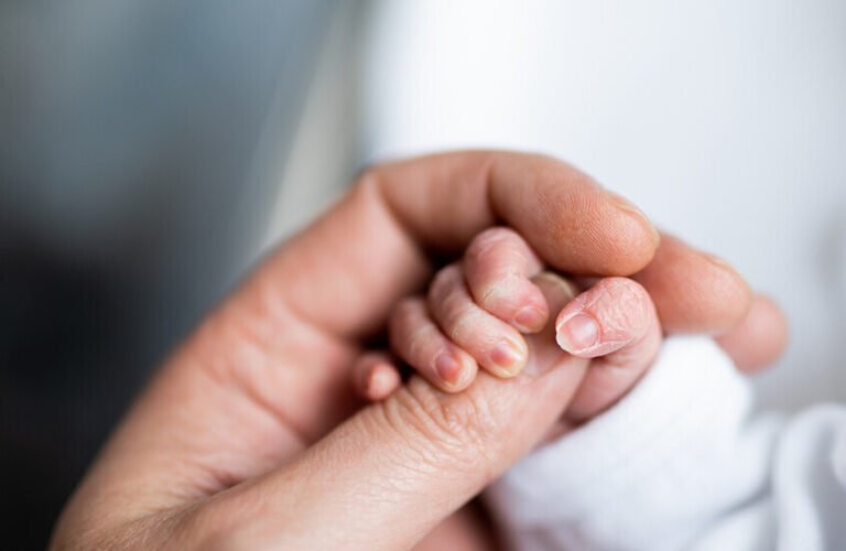 ولادة-أول-طفل-في-بريطانيا-باستخدام-رحم-متبرعة-متوفاة.jpg