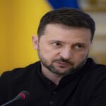 منشق-عن-كييف-يكشف-كيف-ومن-أين-كان-زيلينسكي-يدفع.jpg