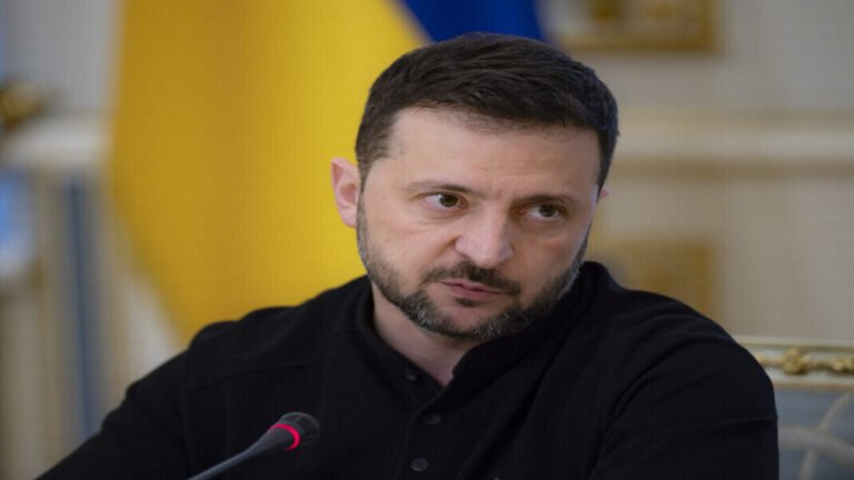 منشق-عن-كييف-يكشف-كيف-ومن-أين-كان-زيلينسكي-يدفع.jpg