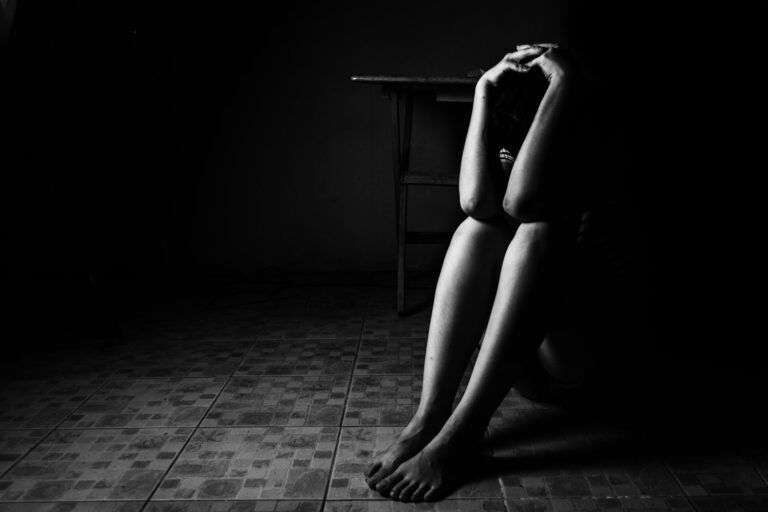 أراد-علاقة-ثلاثية-مع-ممثلة-أخرى-واغتصبها-ممثلة-تنهار-بالمحكمة.jpg