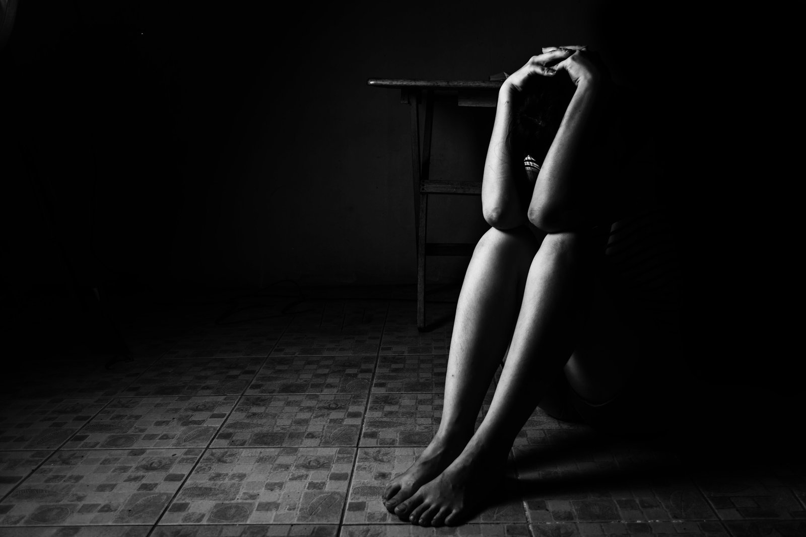 أراد-علاقة-ثلاثية-مع-ممثلة-أخرى-واغتصبها-ممثلة-تنهار-بالمحكمة.jpg