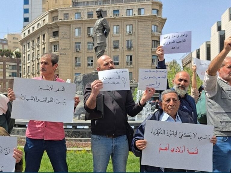 الورد-أبلغ-من-الصدام-اعتصام-في-ساحة-يوسف-العظمة-بدمشق.jpg