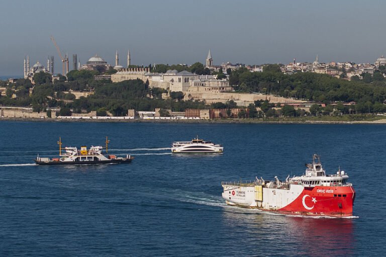 فايننشال-تايمز-إغلاق-هرمز-يفتح-عيني-تركيا-على-معبر-أليجان.jpg