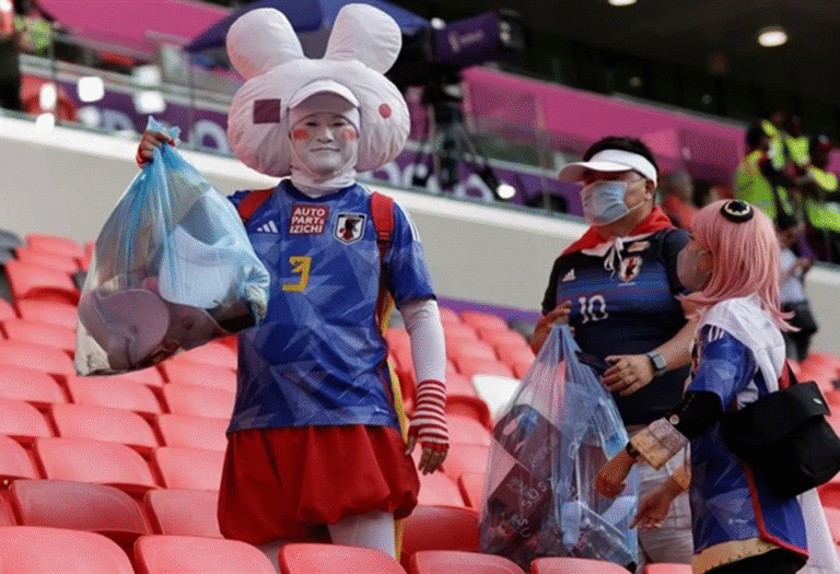 لماذا-تحرص-جماهير-اليابان-على-تنظيف-مدرجات-الملاعب-بعد-مباريات.png