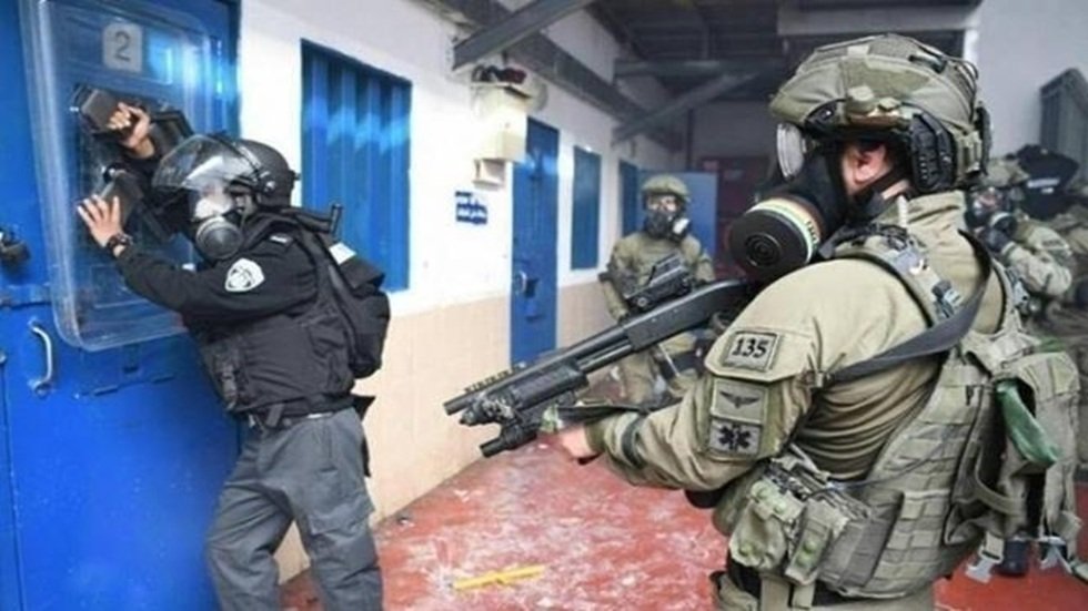 وزارة-الأسرى-بغزة-350-قاصرا-و84-امرأة-يقبعون-خلف-قضبان.jpg