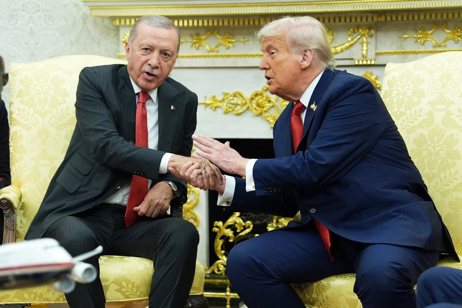 أردوغان-خلال-مكالمة-مع-ترامب-قرار-تمديد-وقف-إطلاق-النار.jpg
