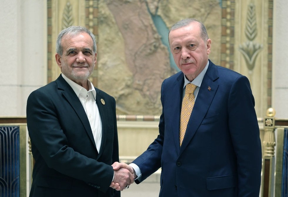أردوغان-يقدم-لبزشكيان-دعم-تركيا-لإنهاء-المفاوضات-بين-إيران-وأمريكا.jpg