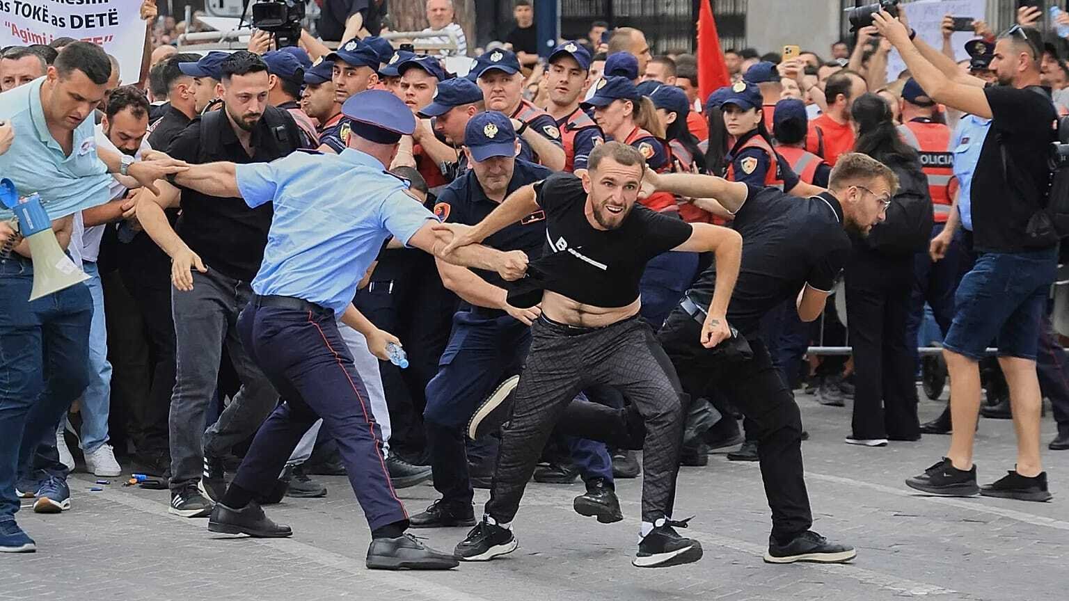 بسبب-ابنة-ترامب-وصهره-الاحتجاجات-تتسع-في-ألبانيا-فيديو.jpg