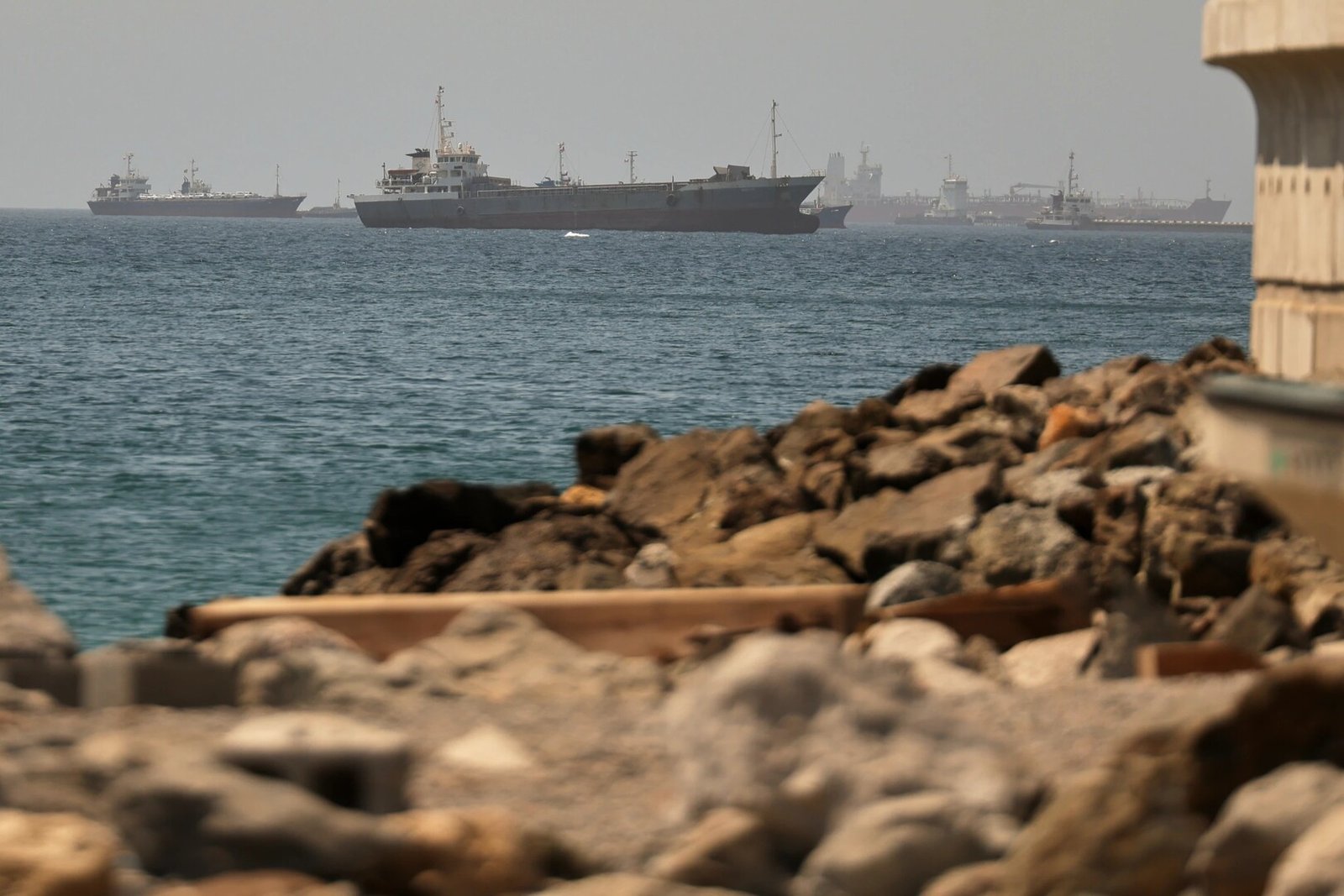 وول-ستريت-جورنال-إيران-هاجمت-سفينة-شحن-في-اختبار-لاتفاق.jpg